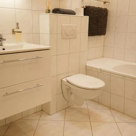 Moeblierte 3-zimmer-wohnung Nahe Duesseldorf In Duisburg-sued דירה דיסבורג