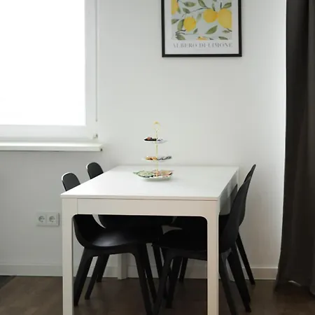 Lägenhet 3-zimmer-wohnung Mit Balkon Und Parkplatz In Nahe Duesseldorf *